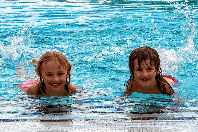 Johanna Bauer (8, links) mit ihrer Schwester Juliana (5) im Kneippbad.