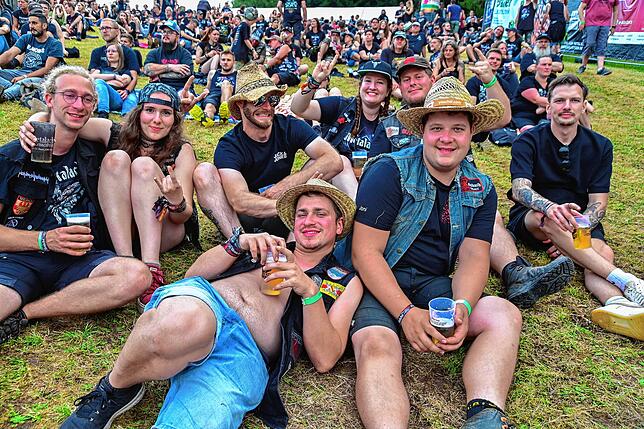 Bild 9: Tausende Metalheads feiern im Schwarzwald