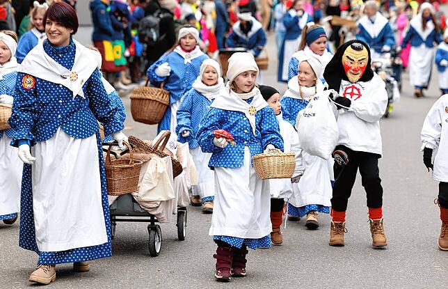 Bild 5: Kinderumzug beim Jubiläumstreffen der Hexen in Donaueschingen vor großem Volk