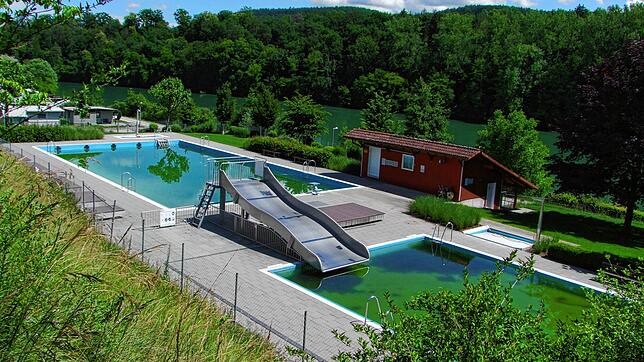 Nicht nur das Wasser im Hohentengener Freibad ist derzeit trübe, auch die Aussichten auf einen sommerlichen Badespaß sind es. Sollten es ...