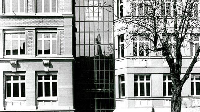 Neu und modern sah der Übergang vom Altbau in den Neubau im Jahr 1985 aus. Die Glaskonstruktion war damals schon ein echter Blickfang. ...