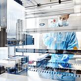Am Zürcher Flughafen hat ein Testlabor eröffnet, das Ergebnisse von PCR-Tests innerhalb von drei bis fünf Stunden liefern kann.