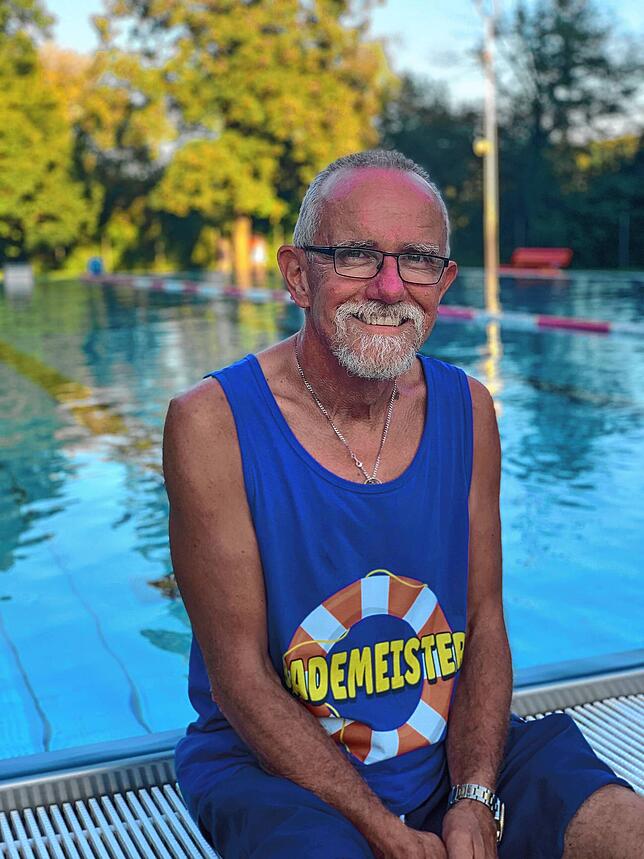 Ludwig Nies rettet das Reckinger Schwimmbad vor der Schließung. Die Badegäste freuen sich über den neuen Bademeister.