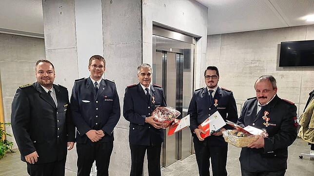 Kreisbrandmeister Dominik Rotzinger, Kommandant Michael Siebold und die geehrten Reiner Kohlbrenner, Marco Kohlbrenner und Matthias ...