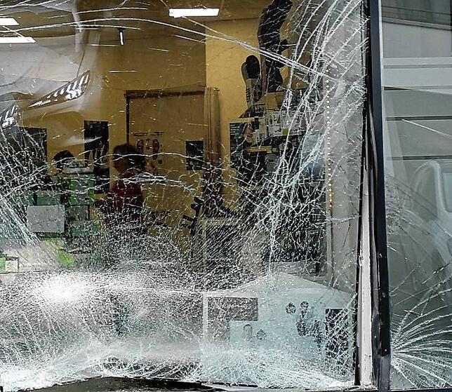 Bei dem Unfall wurde der gesamte Rahmen des großen Fensters zerstört. Inhaber Steffen Dor hofft auf schnellen Ersatz.