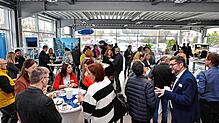 Eine volle Veranstaltungshalle: Teilnehmer des Unternehmerfrühstücks nutzen im Autohaus Albert die Gelegenheit, um ihre Erfahrungen ...