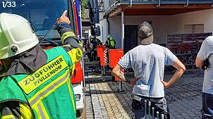 Mit etlichen Fahrzeugen und der Drehleiter war die Feuerwehr schnell vor Ort.