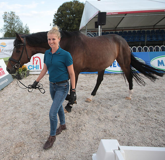 Jessica von Bredow-Werndl dreht mit ihrem Pferd die ersten Runden. Bild: Roger Müller