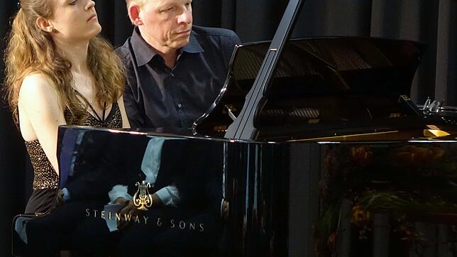 Vierhändig spielten Gabriela Fahnenstiel und Adrian Oetiker den neuen Steinway-Flügel im Laufenburger Schlössle ein.
