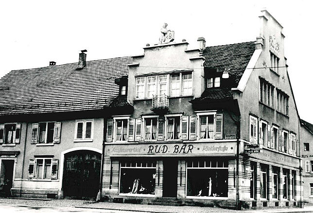 Schopfheimer Straße 2: Seit 160 Jahren findet man an der Ecke zur Hauptstraße bereits feine Stoffe und später Textilien und Mode ...