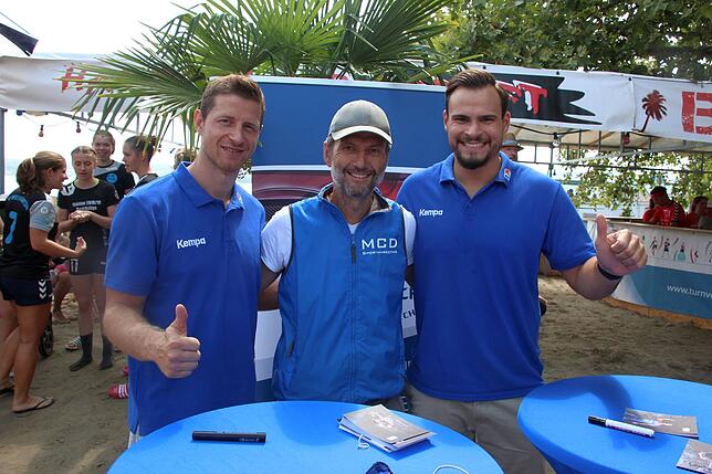 Veranstalter Markus Dufner (Mitte) mit den Handball-Nationalspielern Benjamin Meschke (rechts) und Martin Strobel.