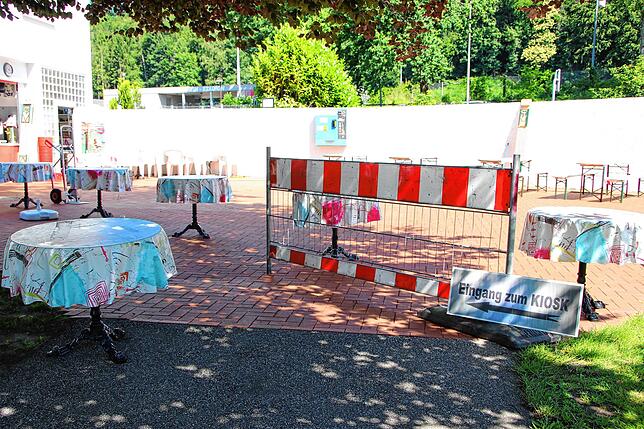 Abgrenzungen und Wegweisung beim Waldbad-Kiosk lenken die Besucher