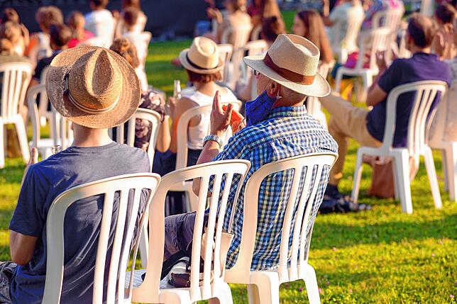 Festivalmode 2020: Sommerhut und die passende Maske zum Outfit.