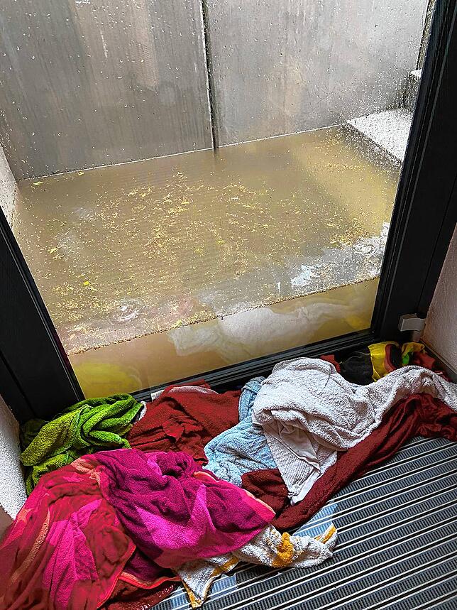 Das Wasser staut sich vor der Fensterscheibe.