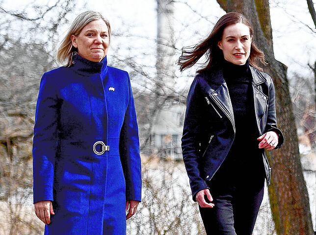 Magdalena Andersson (links), Ministerpräsidentin von Schweden, und Sanna Marin, Ministerpräsidentin von Finnland, treffen sich am 13. ...