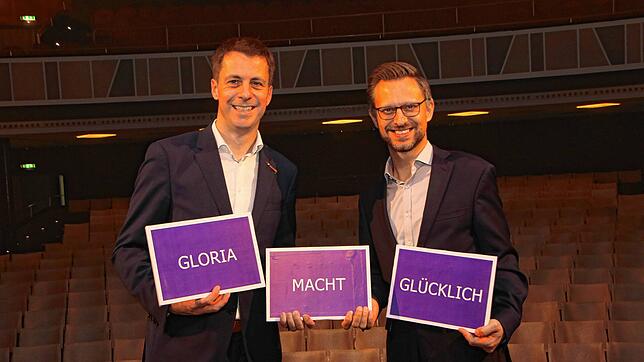 Glora-Intendant Jochen Frank Schmidt (links) und der kaufmännische Geschäftsführer Alexander Dieterle, blicken auf eine Saison mit Höhen ...