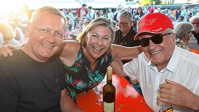 Diese drei Besucher haben am Freitag viel Spaß zusammen beim Staader Hafenfest. Zum zwölften Mal kann man bei dieser Gelegenheit am ...