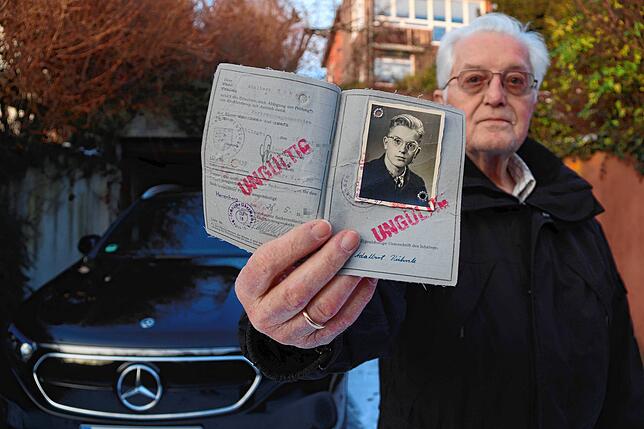Adalbert Kühnle mit seinem ersten Führerschein, ausgestellt im Jahr 1954 für eine Gebühr von sechs D-Mark.