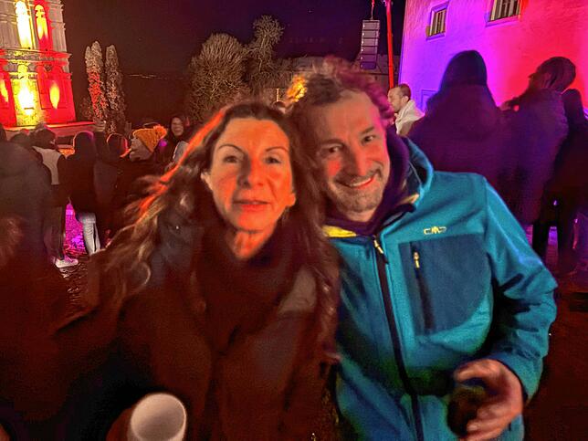 Eva Bergmann und Martin Maier stehen am Eingang der Ü30-Party im Pferdestall des Schlossvorhofs. Bergmann besucht die Silvesterparty in ...