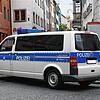 (Archivbild von 2020) Ein Polizeiauto biegt in die Hussenstraße ein. Auch in der Nacht zum Samstag, 11. Januar, mussten die Beamten des ...