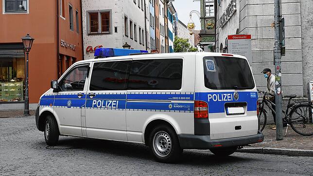 (Archivbild von 2020) Ein Polizeiauto biegt in die Hussenstraße ein. Auch in der Nacht zum Samstag, 11. Januar, mussten die Beamten des ...