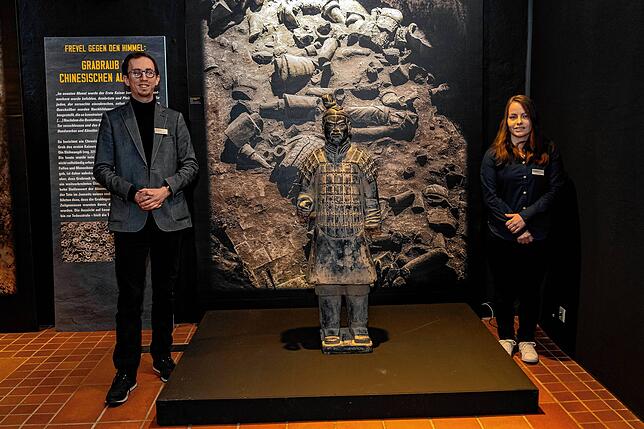 Kurator Peter Graßmann und Archäologin Michelle Ziegler in der Sonderausstellung mit einer Kopie eines Kriegers der chinesischen ...