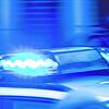 Ein Streifenwagen der Polizei ist mit Blaulicht im Einsatz. Hier ein Symbolbild.