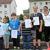 Strahlend nehmen die Sieger ihre Goldmedaille und Urkunde von Timo Link und Andrea Rosenstiel in Empfang.