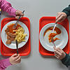 Schüler beim Mittagessen in einer Mensa. Die Heinrich-Hansjakob-Schule benötigt dringend mehr Platz für die Schülerverpflegung.