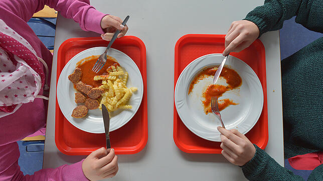 Schüler beim Mittagessen in einer Mensa. Die Heinrich-Hansjakob-Schule benötigt dringend mehr Platz für die Schülerverpflegung.