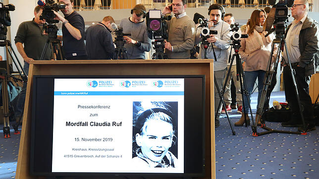 Journalisten informieren sich auf einer Pressekonferenz in Grevenbroich über die DNA-Reihenuntersuchung zum Mordfall Claudia Ruf. ...