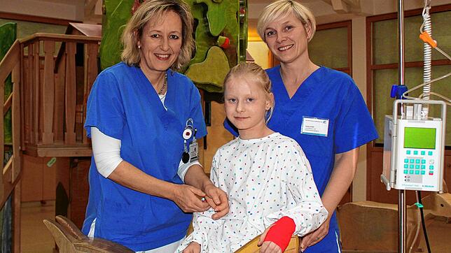 Die Gesundheits- und Kinderkrankenschwestern Vera Zeiher (links) und Sandy Schell im Spielbereich der Konstanzer Kinderklinik. Die ...