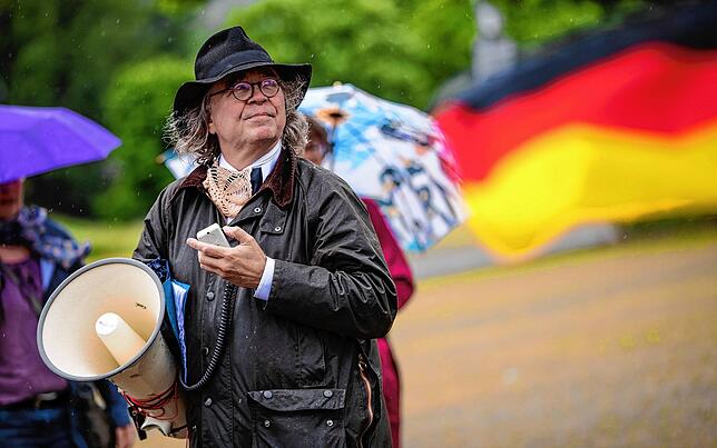 Der parteilose Landtagsabgeordnete Heinrich Fiechtner steht bei einer Demonstration gegen Corona-Beschränkungen auf dem Cannstatter ...