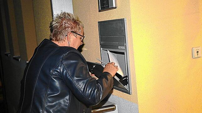 Wahlleiterin Monika Ganter überzeugt sich am Freitagabend kurz vor Mitternacht, dass im Briefkasten am Rathaus nur normale Post ...