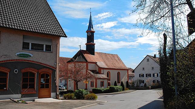 Rechberg zeichnet sich durch einige besonders idyllische Flecken aus. Mitten im Dorf steht die kleine Kirche.