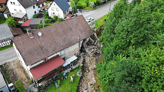 Bevor die beschädigte Gebäudehälfte eingerissen wurde, zeigte sich in den Tagen nach der Flut das Ausmaß der Zerstörung am Wohnhaus der ...