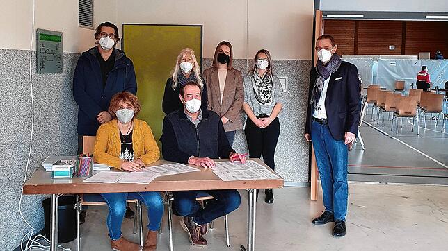 Ralph J. Schiel (v.l.) ließ sich impfen, Antonie Schäuble, Stefan Stemmer, Anja Wind, Klara Kovacevic und Lisa Helbling waren als Helfer ...