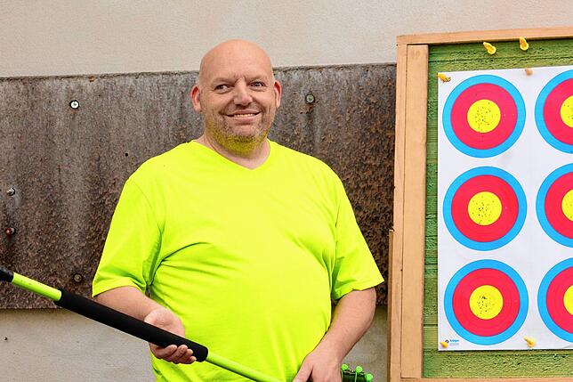 Als Kind bestückte Markus Häusler (49) das Spuckrohr noch mit Erbsen, heute nimmt er an Wettbewerben im Blasrohrschießen teil.