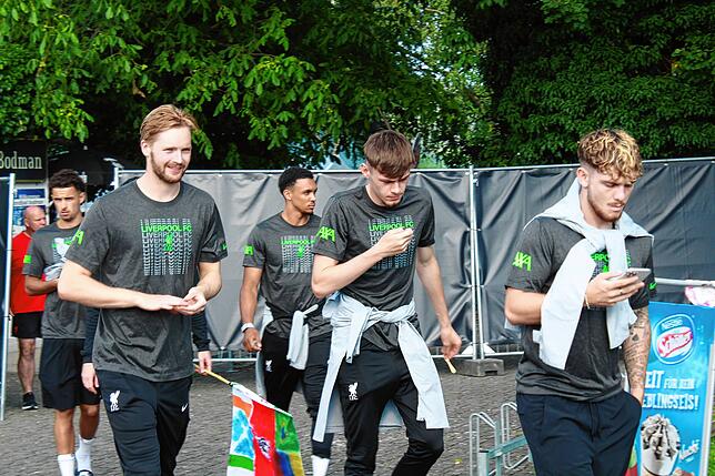 Bild 5: Der FC Liverpool entspannt im Strandbad Bodman