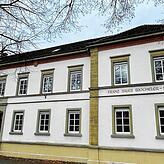 Die Franz-Sales-Wocheler-Schule ist in einem denkmalgeschützten Gebäude aus dem Jahr 1854 untergebracht und platzt ebenfalls aus allen ...