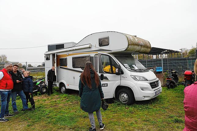 Dieses Wohnmobil, Baujahr 2017, stand lange auf dem Gelände der Entsorgungsbetriebe Konstanz (EBK). Es ist stark verwittert, in ...