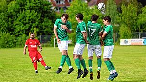 Mit 7:0 setzte sich der SV Geisingen gegen den FC Bräunlingen durch. Das Bild zeigt den Geisinger Luca Arceri (links) beim Freistoß.