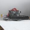 Der Pistenbully präpariert den Aufsprunghügel. Bild: Claudius Eberl