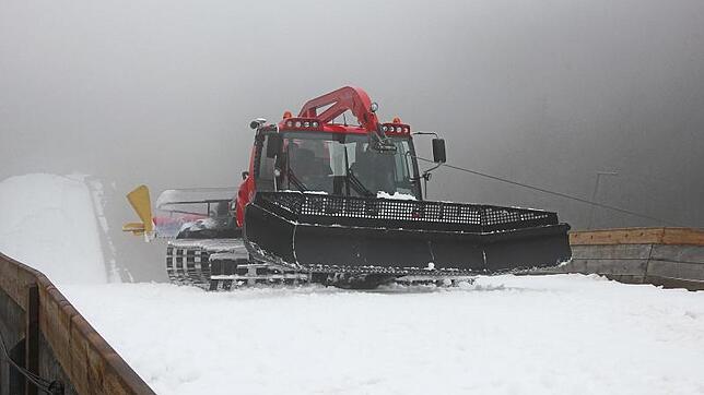 Der Pistenbully präpariert den Aufsprunghügel. Bild: Claudius Eberl