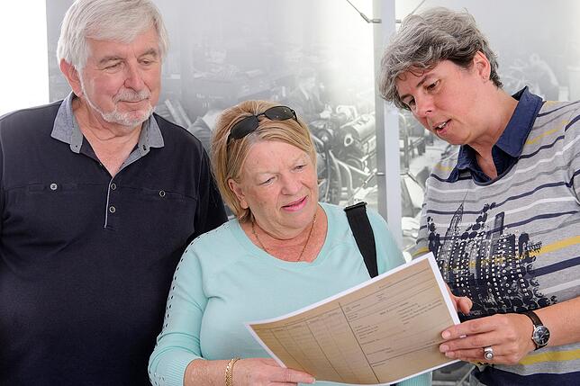 Bruce Casey, Jeannine Casey und Heike Weishaupt (Historikerin MTU Friedrichshafen) bei der Übergabe einer Kopie der ...
