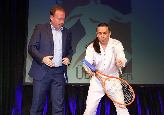 Der Sport wird in Überlingen durch die Landesgartenschau nicht eingeschränkt, wie OB Jan Zeitler (links) erklärte. Hier beobachtet er ...