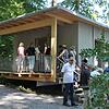 Der Abschiedsraum im neuen Bestattungswald der Gemeinde Hohentengen steht auf sechs Stützen, abgehoben vom Boden, sodass der Waldboden ...
