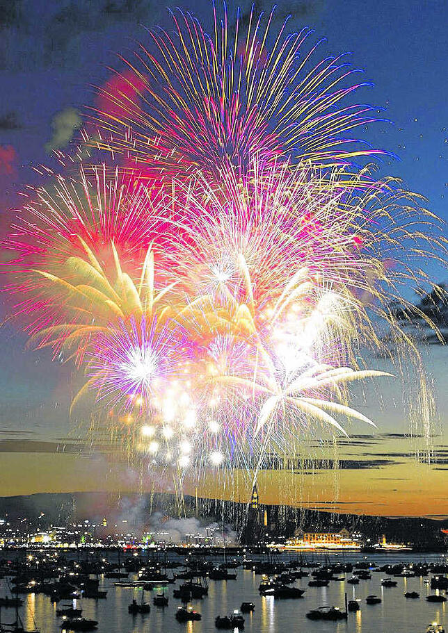 Die Boote im Vordergrund, das Feuerwerk am Himmel. So wird&lsquo;s am Samstag wieder aussehen.