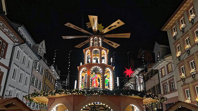 Eine acht Meter hohe Pyramide im Erzgebirgsstil thront über den Waldshuter Weihnachtsmarkt in der Kaiserstraße. Auch dieses Jahr wird ...