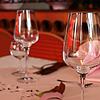 Ein feierlich gedeckter Tisch im Restaurant vom Hotel Stadtgarten in Überlingen. Die Corona-Pandemie und ausgefallene ...